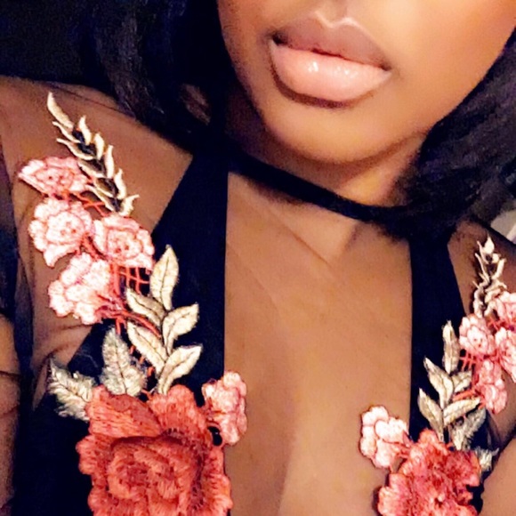 Sheer Rose Appliqué top - Picture 2 of 4